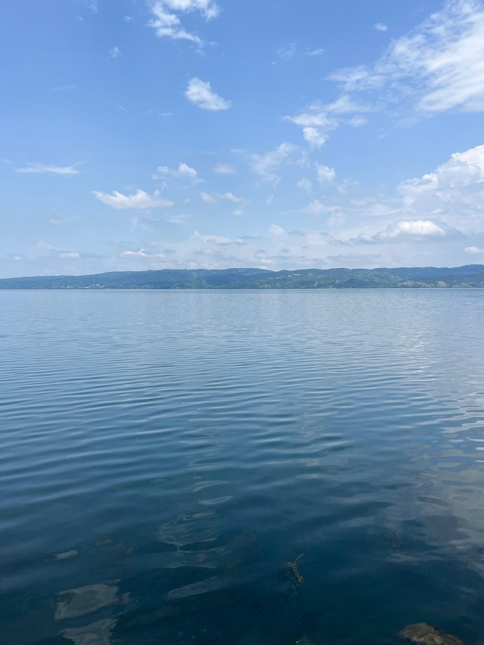 Göl üstünde sis, dağlarda kar.